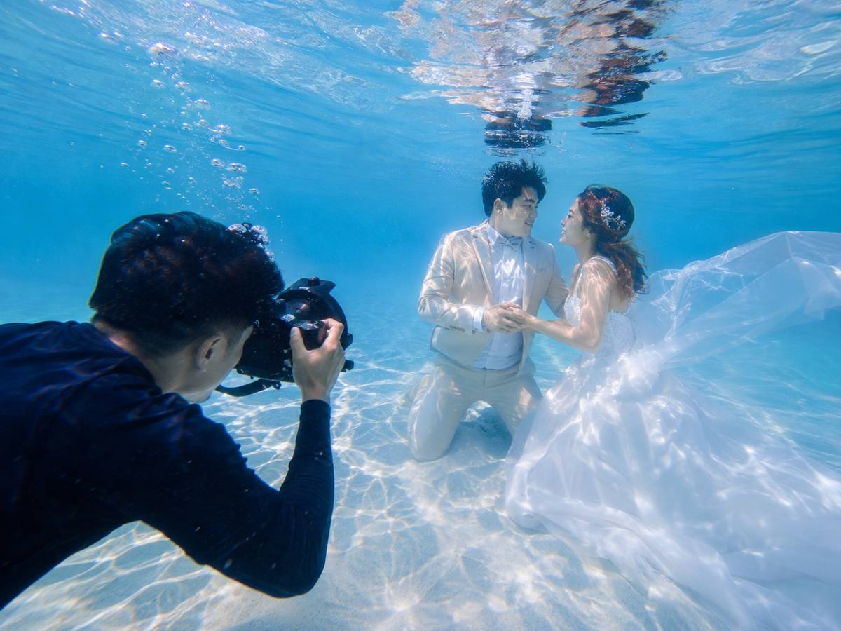 水中でのウェディングフォト撮影