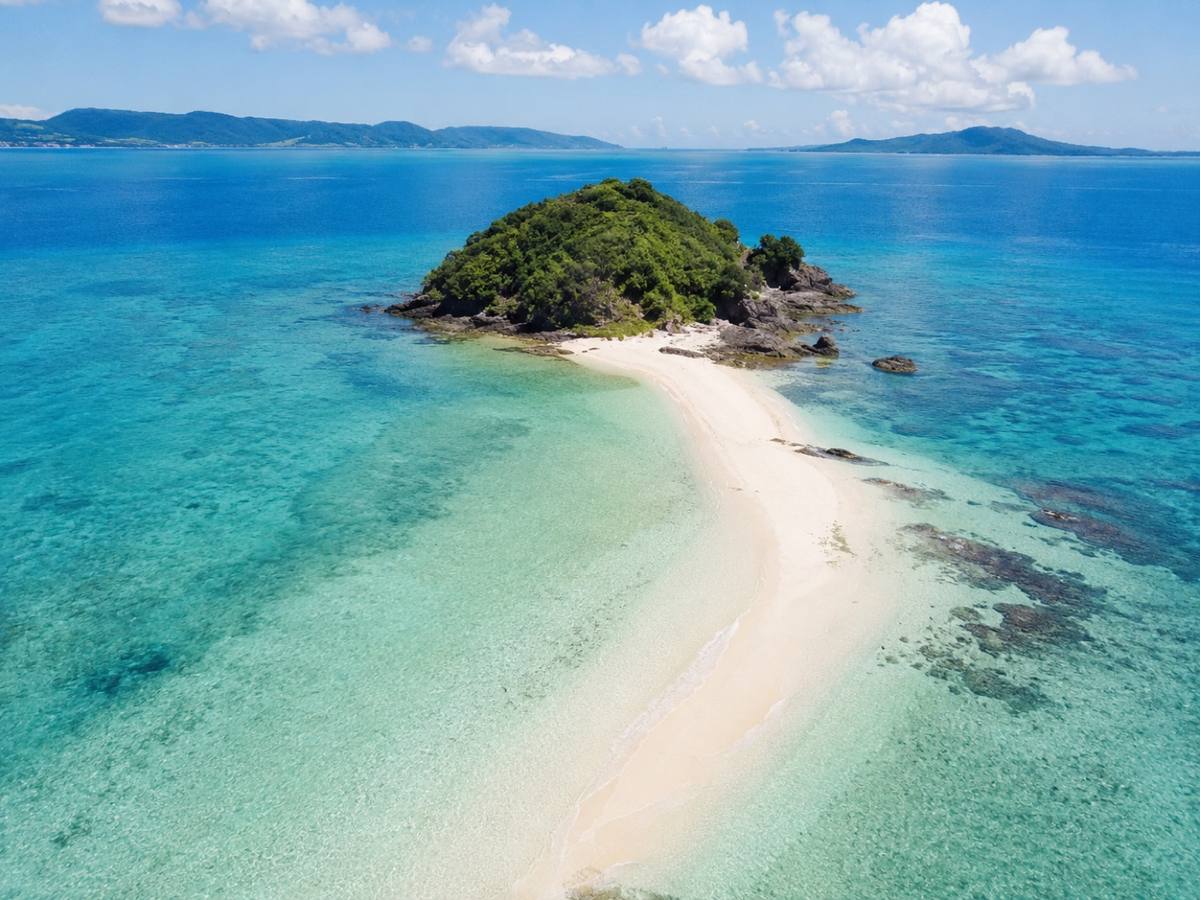 沖縄の海岸線を上空から望む風景
