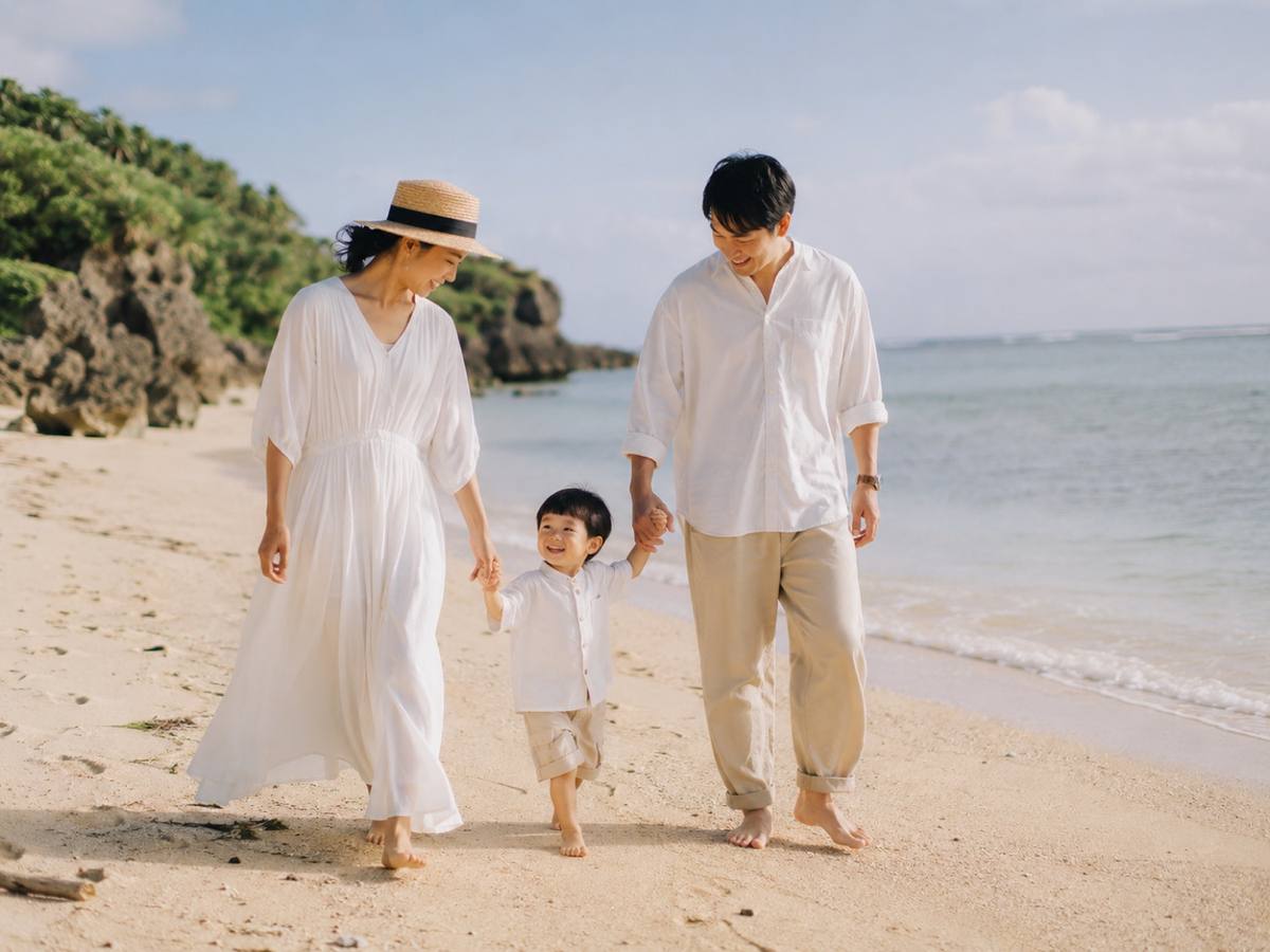 沖縄の海辺を歩く家族