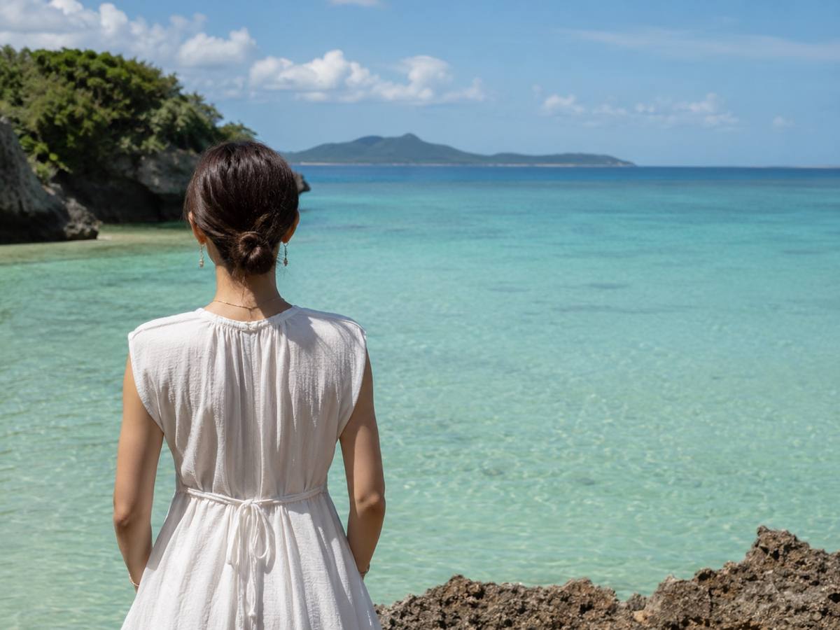 ひとりで海を眺める女性